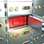 बैंक का लॉकर तोड़कर जेवरात हेराफेरी का आरोप