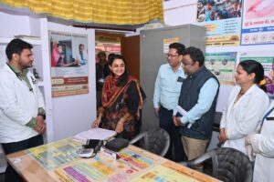 स्वास्थ्य केंद्रों पर लोगों को दिए जा रहे निःशुल्क उपचार को डीएम ने किया निरीक्षण