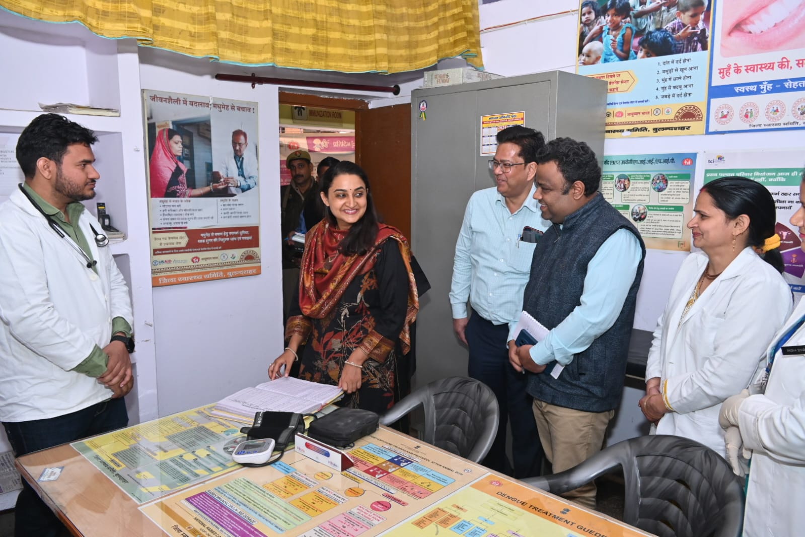 स्वास्थ्य केंद्रों पर लोगों को दिए जा रहे निःशुल्क उपचार को डीएम ने किया निरीक्षण