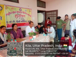 राष्ट्रीय सेवा योजना के शिविर में महिला स्वास्थ्य के तहत कराई गई जांच