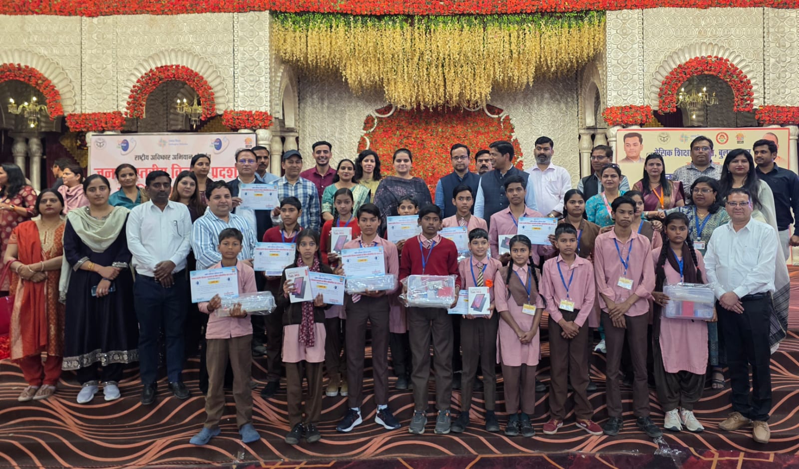 जिलाधिकारी ने मेधावियों को किया सम्मानित
