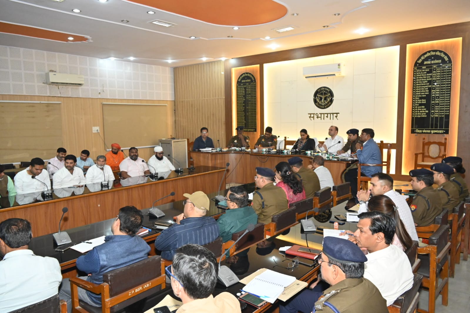 जिलाधिकारी ने समाज के धर्मगुरूओं के साथ की शांति समिति की बैठक