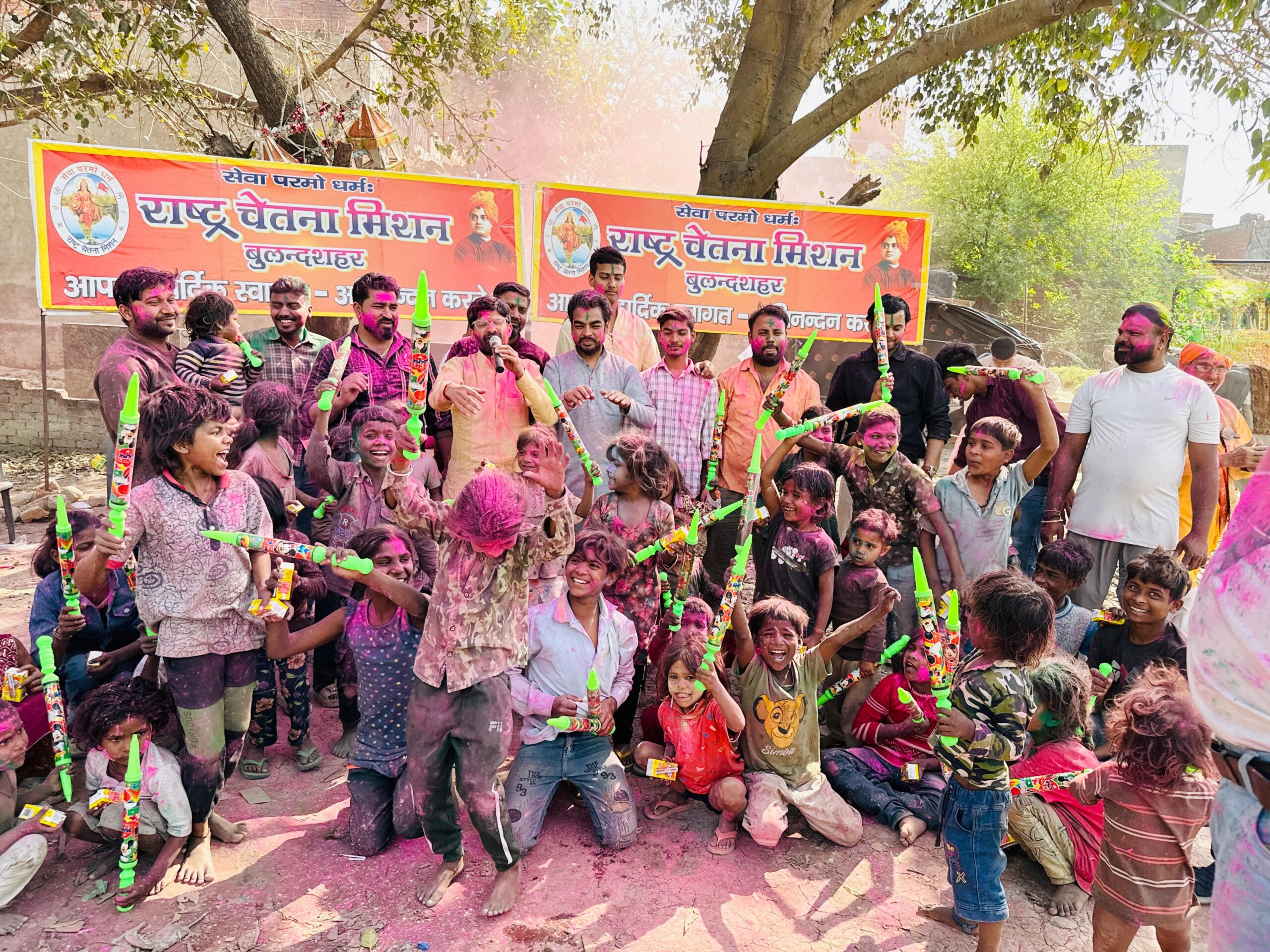 राष्ट्र चेतना मिशन ने निर्धन बस्ती के बच्चों के साथ मनायी होली