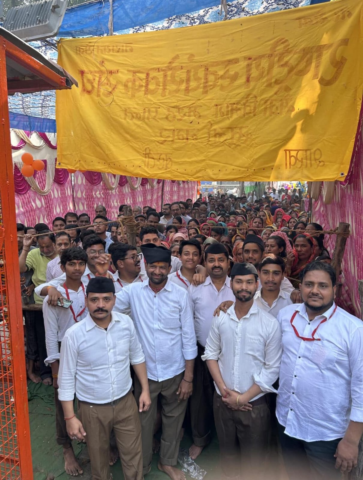 शीतला माता के मेले में स्वयंसेवकों ने किया सेवा कार्य