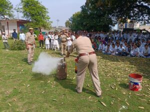 एकेपी डिग्री कॉलेज में अग्निशमन विभाग ने दिया मॉक ड्रिल का प्रशिक्षण