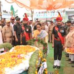 शहीद जवान के पार्थिव शरीर पर डीएम एसएसपी ने किये पुष्प चक्र अर्पित