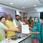 आंगनवाड़ी कार्यकत्रियों/मुख्य सेविकाओं को स्मार्टफोन का वितरण