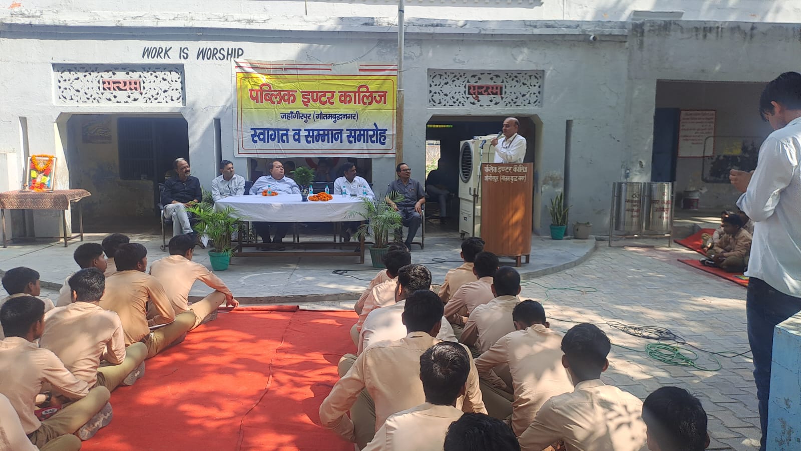 पब्लिक इंटर कालिज के पुरातन छात्र ने किया विद्यार्थीओं से संवाद