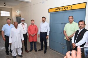 जिलाधिकारी ने किया ईवीएम वेयर हाउस का निरीक्षण