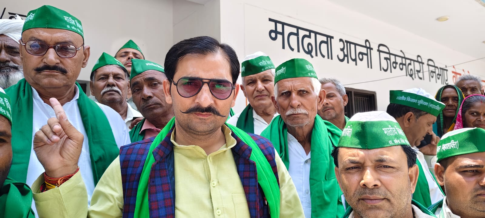 भाकियू महाशक्ति द्वारा शिकारपुर तहसीलदार गौरव बिश्नोई के खिलाफ नारेबाजी कर ज्ञापन सौंपा
