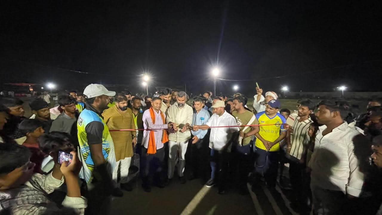 डे-नाइट क्रिकेट टूर्नामेंट का फीता काटकर शुभारंभ