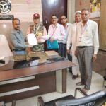 ज्ञापन सोंपकर लेखपालों को सचिवालय में बैठकर समाधान कराने की लगाई गुहार