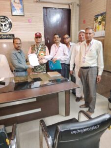 ज्ञापन सोंपकर लेखपालों को सचिवालय में बैठकर समाधान कराने की लगाई गुहार