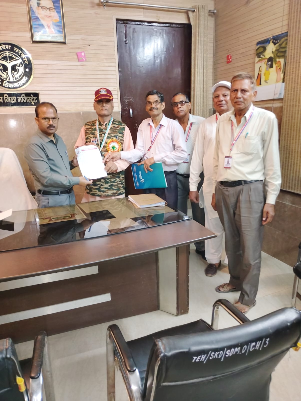 ज्ञापन सोंपकर लेखपालों को सचिवालय में बैठकर समाधान कराने की लगाई गुहार