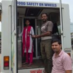 खाद्य सुरक्षा विभाग ने दूध और मिठाई से लिए गए नमूने