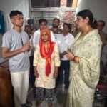 अध्यक्ष राज्य महिला आयोग ने चारू के परिजनों से की मुलाकात