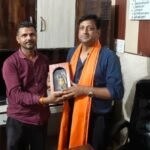 नवनियुक्त अधिशासी अधिकारी को प्रतीक चिन्ह देकर किया गया स्वागत