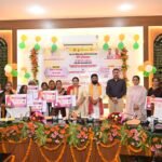 मुख्यमंत्री द्वारा रसोइयों को बढ़े हुए मानदेय, मुख्यमंत्री कैशलेस चिकित्सा कार्ड का रसोइयों का वितरण