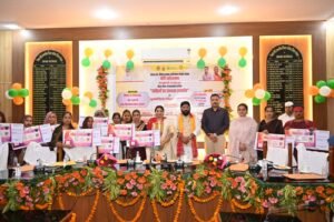 मुख्यमंत्री द्वारा रसोइयों को बढ़े हुए मानदेय, मुख्यमंत्री कैशलेस चिकित्सा कार्ड का रसोइयों का वितरण