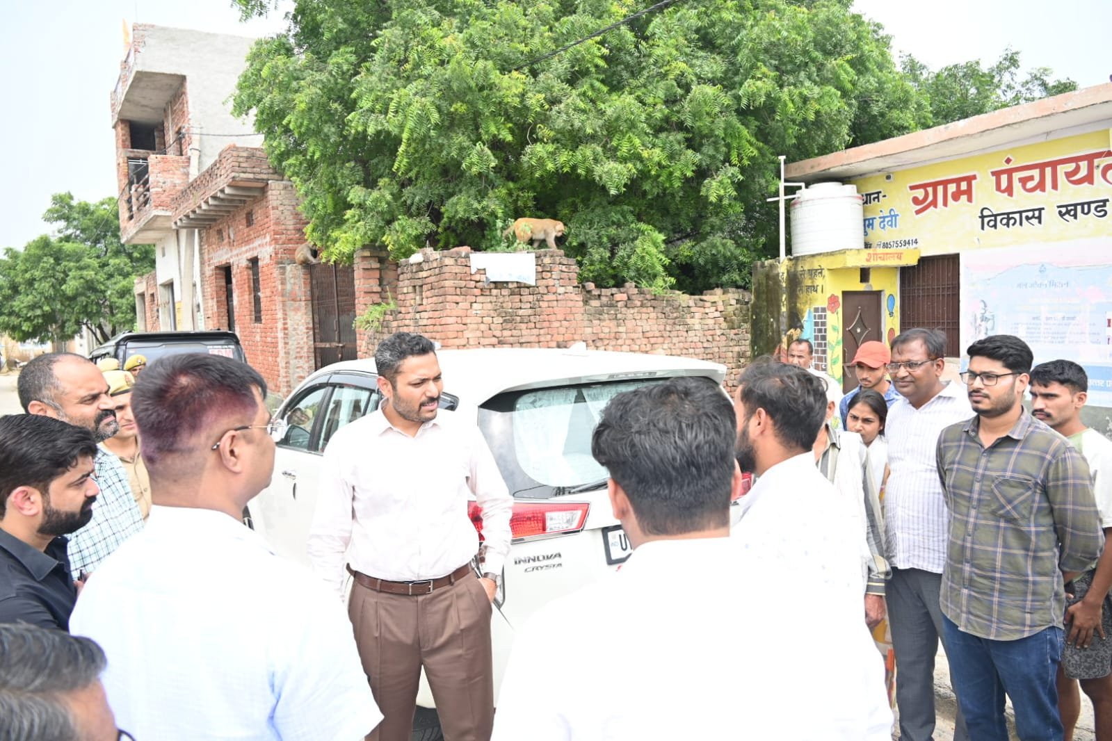 जिलाधिकारी ने किया डिजिटल लाइब्रेरी का निरीक्षण
