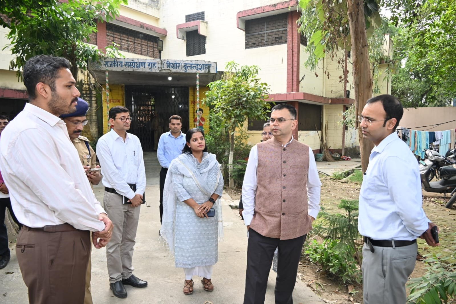 जिला जज ने डीएम संग किया सम्प्रेक्षण गृह का निरीक्षण