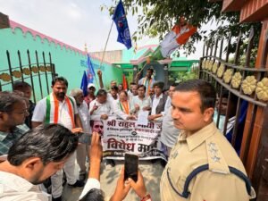 यूथ कांग्रेस, राहुल गांधी के खिलाफ FIR के विरोध में कांग्रेस कार्यकर्ताओं का प्रदर्शन