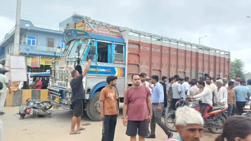 सड़क पर काल बनकर दौड़ा ट्रक, दो भाइयों की जिंदगी छिनी