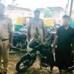 शातिर वाहन चोर गिरफ्तार चोरी की बाइक और तमंचा बरामद