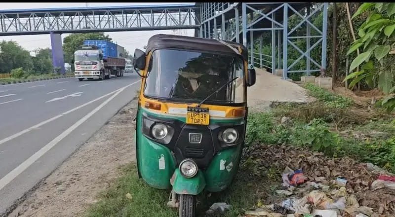 गलत दिशा से आ रही तेज रफ्तार कार ने ऑटो में मारी टक्कर