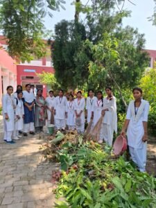 राष्ट्रीय सेवा योजना की इकाई द्वारा महाविद्यालय में चलाया स्वच्छता अभियान