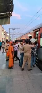 RPF ने आरक्षित कोचों व यात्री परिसर से 24 अनाधिकृत लोगों पर रेलवे अधिनियम के तहत मुकदमा दर्ज किया