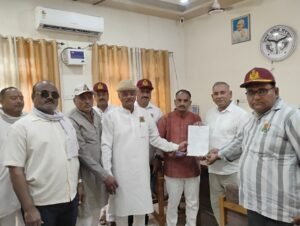 लोक निर्माण विभाग को कलाखुरी सड़क मरम्मत के लिए सौंपा ज्ञापन