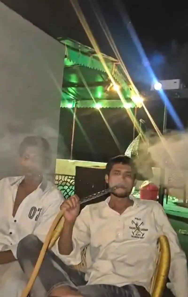बिना लाइसेंस चल रहा था हुक्काबार पर पुलिस ने की कार्रवाई